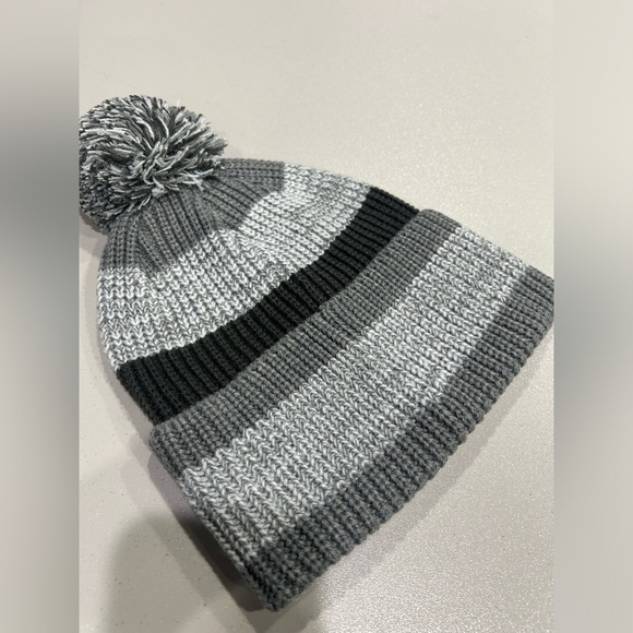 Obermeyer Men's Oakland Pom Beanie Grey Stripes Hat NWT Foldover Cuff Acrylic - Picture 2 of 8